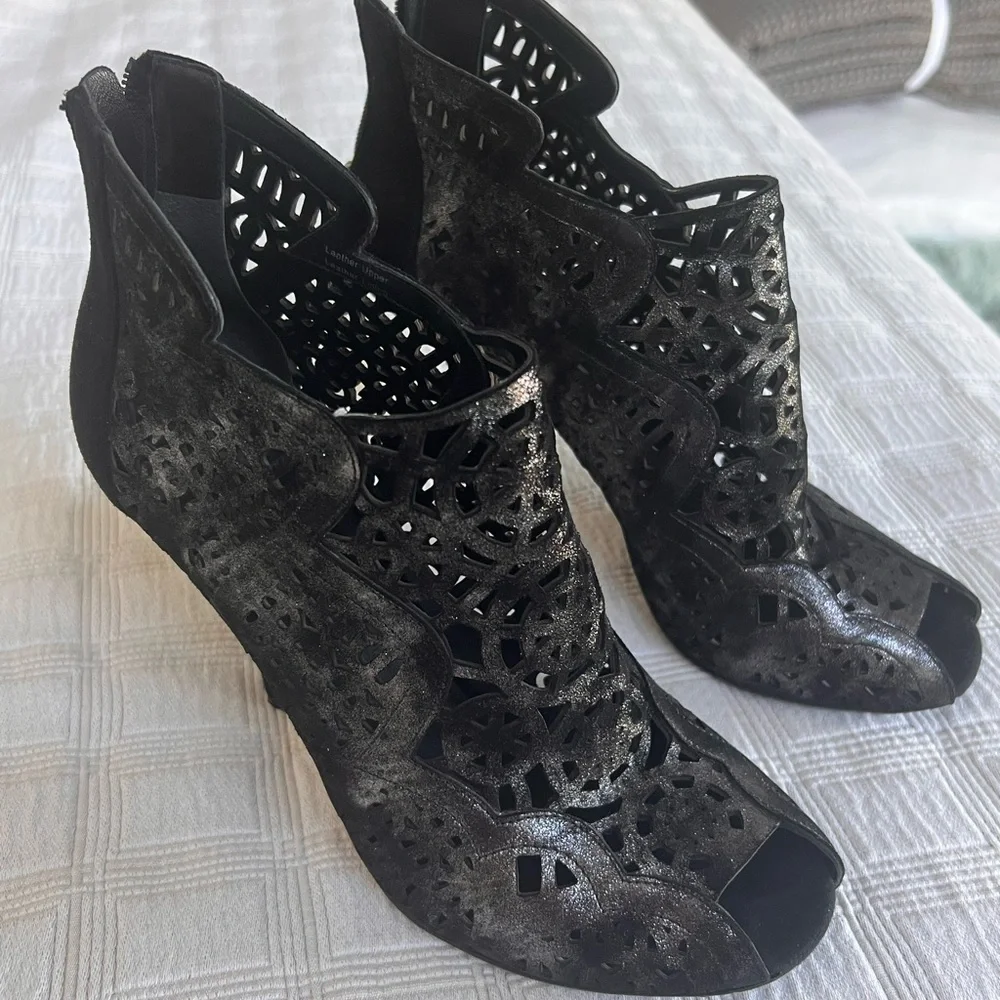 Vera Wang Black Laser-Cut Heels - Picture 2 of 4